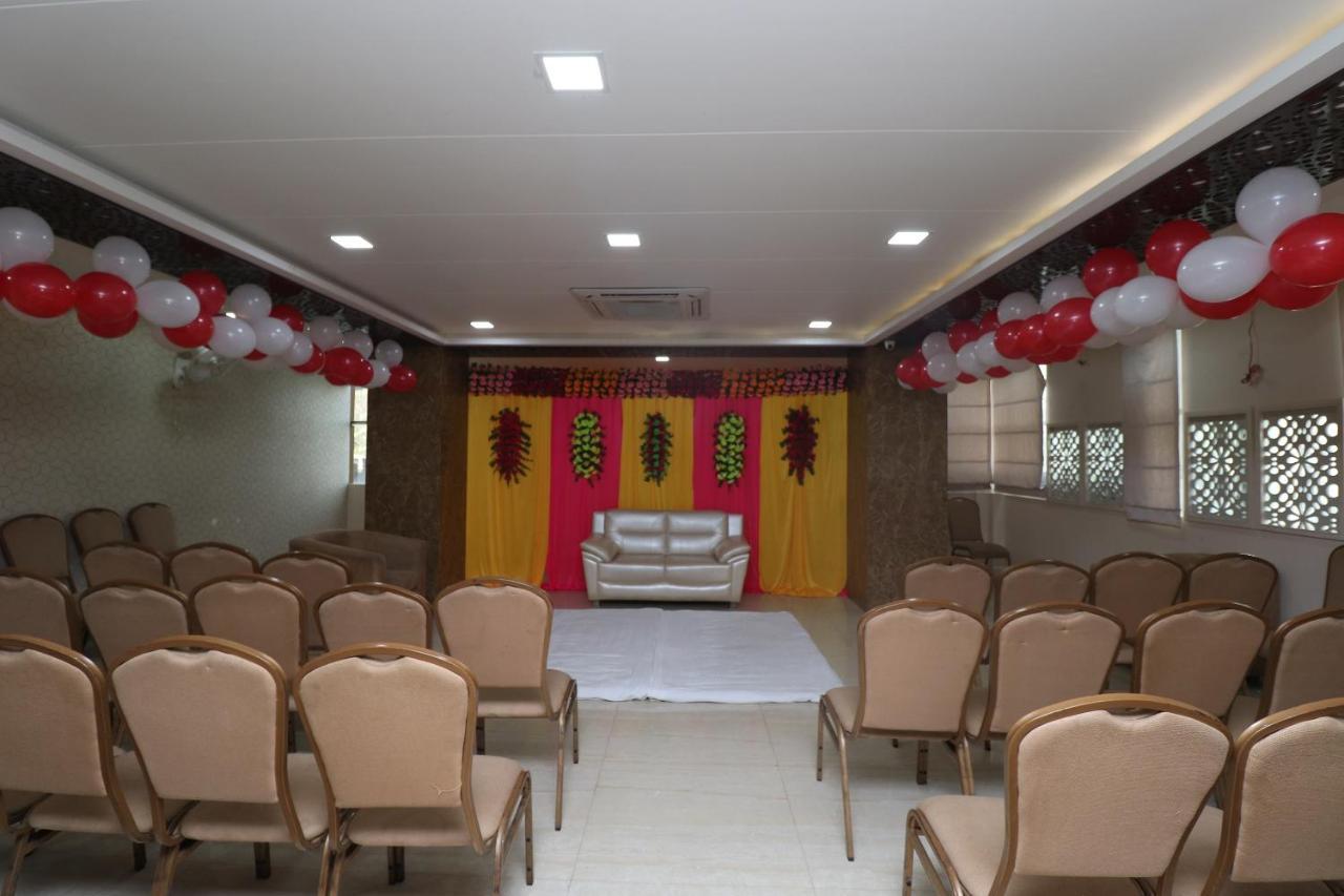 Deoria Oyo 29382 Golden Laurel Inn מראה חיצוני תמונה